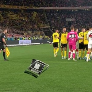 认为遭到挑衅！图片报：布兰特进球后斯图加特球迷往场内扔折叠椅